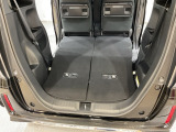 後席背もたれを倒せばちょっと大きめの荷物や長いものを積みたい時に便利です。
