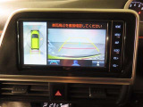 バック時の運転をサポートするバックガイドモニター&パノラミックビューモニター付き