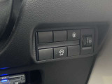 【アイドリングストップ】信号待ち等で、停車させると自動的にエンジンを停止し、再び走行するときは自動的にエンジンを始動することで、排気ガスの発生や騒音を抑制するとともに燃費を向上。キャンセルも出来ます。