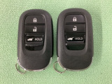 スマートキーを装備しています。鍵を差し込むことなくドアロックの開け閉めと、スタートボタン操作でのエンジンスタートができます。ボタン操作でトランクが開けられる電動テールゲートのボタンもついています。