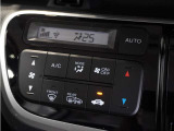 【オートエアコン】温度を設定すれば自動で快適な車内温度を保ちます。エアコン内部の高性能脱臭フィルターで車内のアレルゲンや花粉を除去。