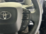 前方の車との車間を設定し、スピードを上げたり緩めたりを自動で行ってくれる追尾式の「レーダークルーズ」。上級装備の一つです!高級車にしかつかない嬉しい機能です。