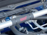 【STIタワーバー】お車の剛性を高めるタワーバーを装備。よりスムーズなコーナリング走行が可能となり、走りも楽しめます。