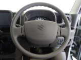 快適な操作性の運転席、ハンドルも綺麗に清掃済みです。もちろん安全を守るエアバッグも装備しているので安心してお乗りいただけます。
