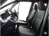 高いホールド性で運転姿勢が安定します。長距離ドライブでも疲れにくいのが魅力です。快適なドライビングライフをお送りください♪