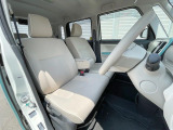 運転席まわりには十分なスペースがあり、大柄な方でもゆったり運転していただける環境です。