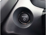 ハイブリッドシステムの起動はブレーキを踏みながらスイッチを押すだけで簡単に行えます。