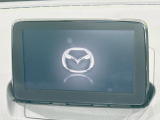 【マツダコネクトナビ】車内の雰囲気にマッチした一体型タイプのナビ。各種車輌設定やBluetooth再生等、様々な機能が楽しめます。直感的なダイヤル操作が可能で、使い勝手も良好です。