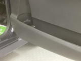 ドア内張に傷があります。