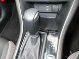 CX-3のシフトレバーです。MTモード付きの6ATで、しなやかな走りを支えます。