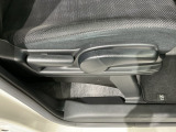 シートハイトアジャスターが付いているので運転姿勢を調整するのに便利ですね。身長に合ったシートポジションは安全運転や疲労軽減にもつながります。