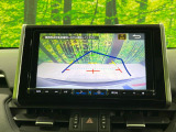 【バックカメラ】駐車時に後方がリアルタイム映像で確認できます。大型商業施設や立体駐車場での駐車時や、夜間のバック時に大活躍!運転スキルに関わらず、今や必須となった装備のひとつです!