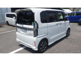 HONDAならではの技術で、低くて平らなフロアを実現。どなたでもスムーズに乗り降りできるよう配慮しています。