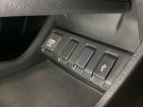 アクセサリーソケットはUSBのアダプターなどをつければ、スマホの充電にも使えます。横にはナビゲーション用の外部入力可能なUSB端子がついており、周辺には物が置けるトレーがついています。