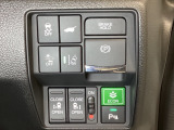 両側電動スライドドアは運転席から操作ができるよう、操作スイッチが付いています。Hondaセンシング用のVSA(ABS+TCS+横滑り抑制)解除と路外逸脱抑制機能などのオンオフスイッチも装備しています。