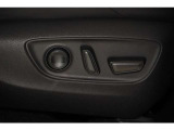 【パワーシート】 スイッチでシートポジションを細かく調整できます。