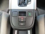 スイッチ操作で簡単にパーキングブレーキを作動可能。さらに、停車時にブレーキを保持するブレーキホールド機能付きで、渋滞時や信号待ちでの運転負担を軽減します。