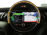 バックカメラ&前後方パークセンサーはリバースシフトに連動し、センターモニター上へ切り替わります。前後方部死角にある障害物等を検知すると警告音で知らせてくれます。