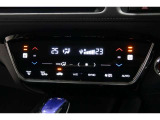 運転席と助手席の温度設定の変更が可能な左右独立タイプのデュアルエアコンです♪♪♪暑がりな人・寒がりな人も誰もが車内を快適にお過ごしいただけます♪♪♪