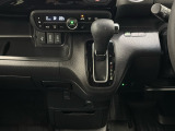CVT車のセレクトレバーです。低速から高速まで、変速ショックのないスムーズな走りを実現するとともに、エンジン効率のよい領域を維持することで燃費にも貢献します。