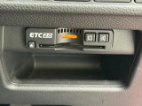 有料道路をキャッシュレスで通行できるETC車載器付きです。運転席足元に設置されています。ETCセットアップ費用は含まれておりません。別途必要となります。