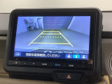 リバースギアに入れるだけで後方の表示へ切り替わります。夜間や雨の日の駐車も楽になりますよ。