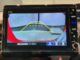 リバースギアに入れるだけで後方の表示へ切り替わります。夜間や雨の日の駐車も楽になりますよ。