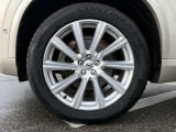 10スポーク 9.0J&times;20インチ ダイヤモンドカット/シルバー 275/45R20サイズのコンチネンタルを装着