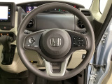 ハンドルにHondaセンシング系のクルーズコントロールやレーンキープアシストなどのスイッチと、オーディオの操作スイッチが装備されています。ハンドルから手を離さず安全に操作できます。