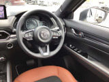 ドライバーが心に余裕をもって運転に集中できること、助手席や後席からもすっきりと前を見通せる空間の起点となり、全員が安心してドライブを楽しめることをモットーにシンプルなレイアウトとなっています。