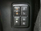 運転席と助手席には寒い時にうれしいシートヒーターが装備されてます。