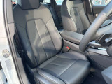 ●レザーシート『高級感や耐久性がありこちらのモデルにも採用されています。レザーは見た目が美しく内装を豪華に演出します。柔らかく肌触りが良く長時間の運転でも快適です。
