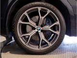 【BMWアロイホイル】軽量かつ強度に拘ったアロイホイル。走行性能ポテンシャルを引き出す設計。車の足元を引き締めてくれる大きなポイントはアロイホイルです。