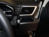 ドリンクホルダーは、運転中でも手を伸ばしやすい位置に配置されていて、ペットボトルや缶をしっかり安定して固定してくれます。