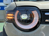 LEDヘッドランプです。走行中、周囲の明るさや暗さに応じて、自動で点灯/消灯するオートライトシステムを装備しております。