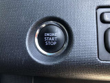 エンジンスタートボタンです。キーが車内にあれば、エンジンの始動・停止はブレーキを踏んでスイッチを押すだけ!キーを取り出す手間を省き、ワンプッシュでエンジンを操作するので簡単でスムーズです。