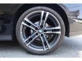 【BMWアロイホイール】軽量かつ強度に拘ったアロイホイール。走行性能ポテンシャルを引き出す設計。タイヤのサイドウォールが強化されたランフラットタイヤは、パンク時にタイヤがつぶれてもリムから外れません。