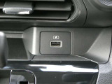 USBソケット 走行中にスマートフォンやタブレット端末を充電することができます。