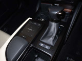 手元でナビゲーションなどの操作を可能にする「リモートタッチ」は、運転姿勢の変化を抑制し、スムーズな操作が可能です。