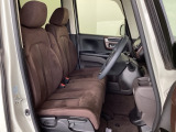 フロントシートはベンチシートです。ベンチシ―トは運転席と助手席の移動もスムーズ!狭い駐車場での乗り降りに便利です。シートの間にコンソールボックスやドリンクホルダーがないため、車内空間も広く感じます