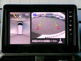 アラウンドビューモニター、まるで上空から見下ろししているかの映像がナビ画面で確認でき、安心して駐車をサポートすることができます。