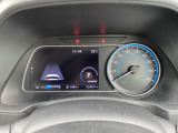 前方ディスプレイには車両情報や設定が表示されます。