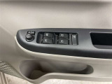 パワーウィンドウスイッチで運転席から全席の窓の開閉ができます♪