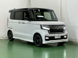 狭い駐車場でも、スライドドアならチャイルドシートへのお子さまの乗降や荷物の積載もスムーズ。とても便利な【両側電動スライドドア】ドアハンドを少し引くだけでリアドアが自動開閉します。