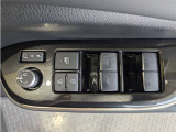運転席からも操作可能な全席パワーウィンドウが装備されています。
