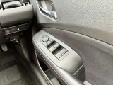 運転席側のドア部。こちらのスイッチでドアミラーの角度調整やパワーウィンドーの操作が可能になります。
