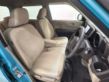 女性でも運転がしやすいように、運転席と助手席の間が空いている為、助手席側への移動がスムーズです。交通量の多い道でも助手席側から乗り降りができます。