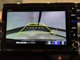 リバースギアに入れるだけで後方の表示へ切り替わります。夜間や雨の日の駐車も楽になりますよ。