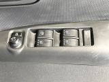 【電動格納ミラー】サイドミラーは電動格納式となっており、狭い駐車場でもキズがつくリスクを抑えられます。