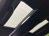 【ガラスルーフ】ガラスルーフ搭載で車内の解放感が一気にアップ!開放的なドライブをお楽しみいただけます。